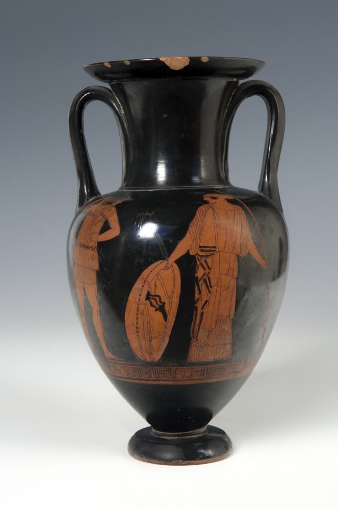 Mujer entregando las armas al guerrero. Ánfora. Pintor de Sabouroff. Ática, 460-440 a.C.