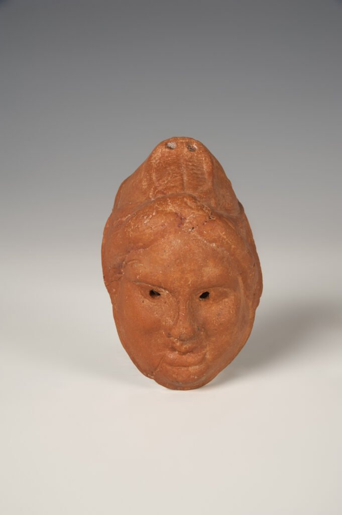 Máscara femenina. Terracota. Italia meridional, 350-250 a.C.