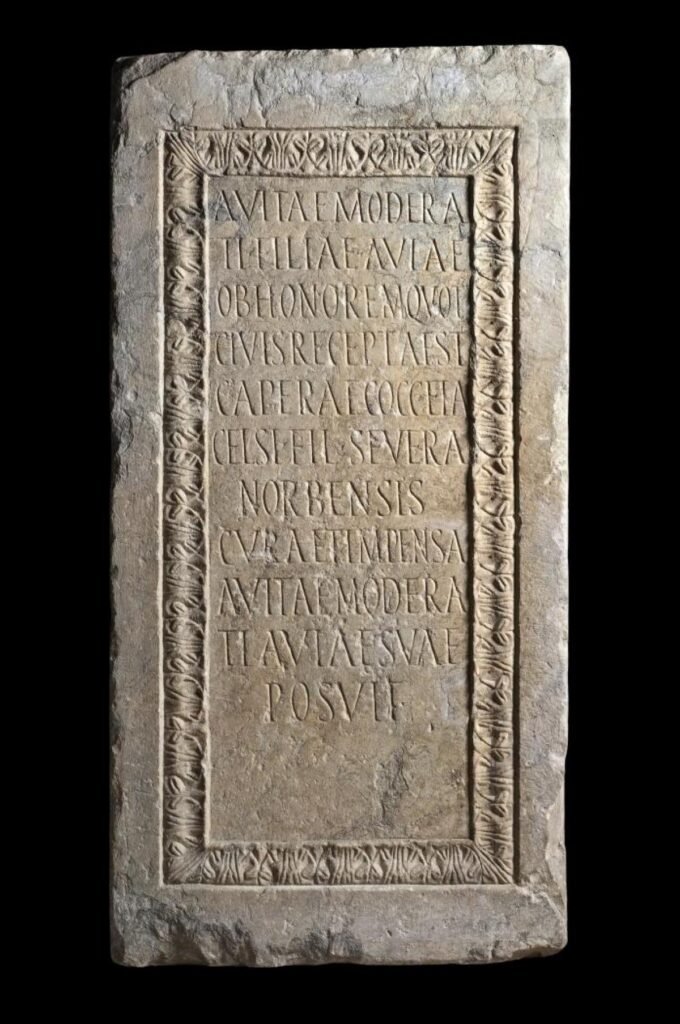 Pedestal de Avita Avia (Cáparra)