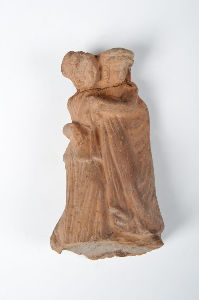 Nº16 Pareja de amantes. Terracota. Grecia continental, 325-200 a.C.