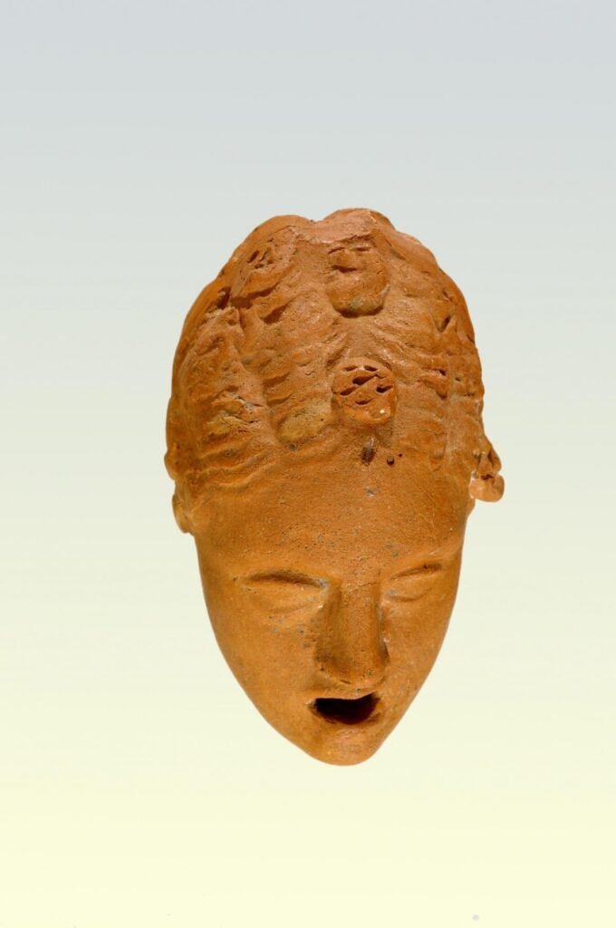 Máscara femenina. Terracota. Grecia continental, 350-250 a.C.
