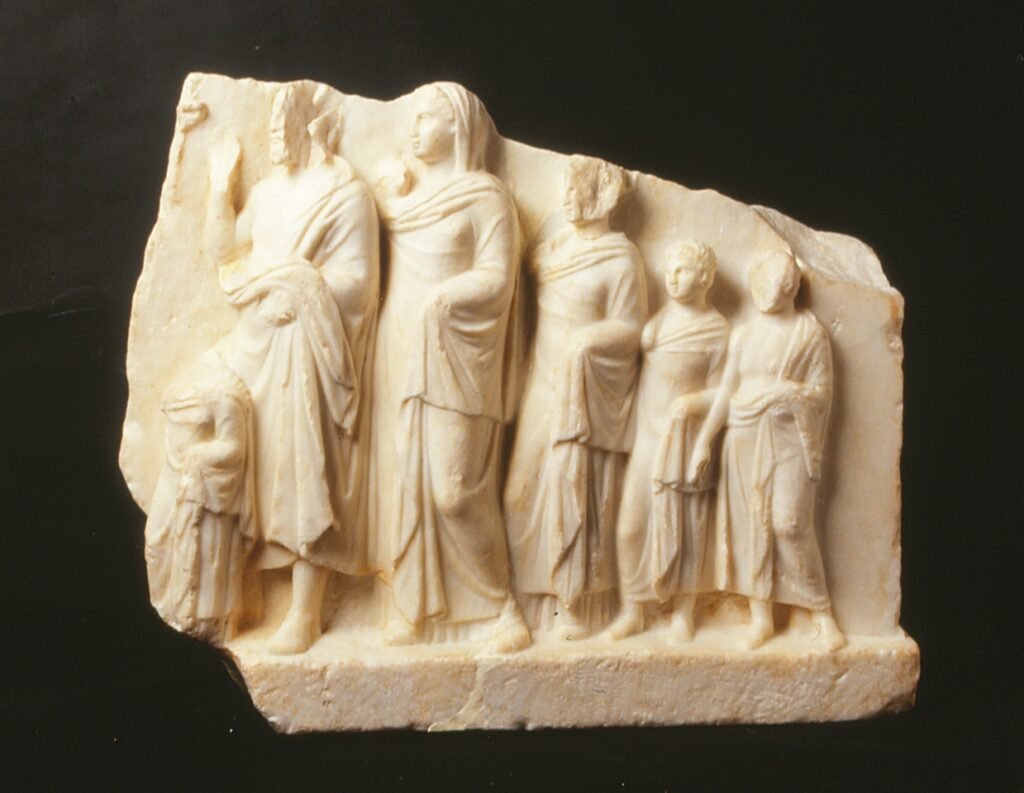 Nº 1 Procesión hacia el santuario. Relieve. Mármol. Ática, 325-300 a.C. 
